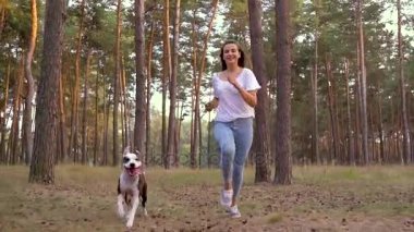 Gün batımında köpeğini ormana oynamaktan kız. Ağır çekim