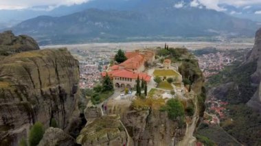 Kaya oluşumları ve manastırları Meteora, Yunanistan'ın üzerinde uçuş.