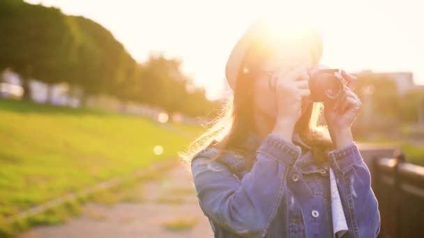 女の子はフィルム カメラで歩き回る都市と自然や観光スポットの写真を撮る — ストック動画
