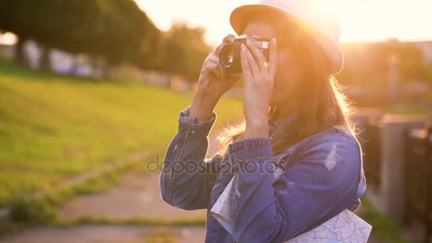 Menina está andando pela cidade e tirar fotos da natureza e pontos turísticos em uma câmera de filme — Vídeo de Stock