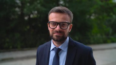 Resmi elbiseli bir genç gülümseyen beyaz adam portresi. Ağır çekim