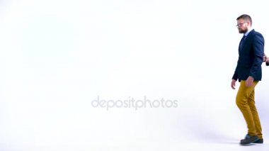 Polis işadamı arkadaki silahla tehdit ediyor