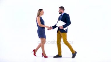 İki iş ortakları birbirine studio karşılama el sıkışın. Ağır çekim