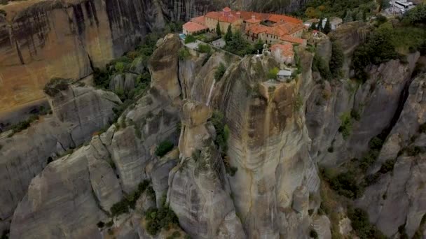 Політ над скельних утворень та монастирями Метеори, Греція. — стокове відео