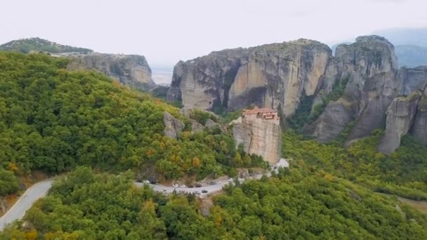 Terbang di atas formasi batu dan biara Meteora, Yunani . — Stok Video