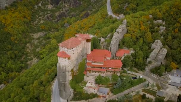 Voo sobre as formações rochosas e mosteiros de Meteora, Grécia . — Vídeo de Stock