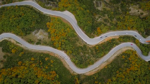 Flygfoto över en trafik som kör längs en bergsväg i Grekland — Stockvideo