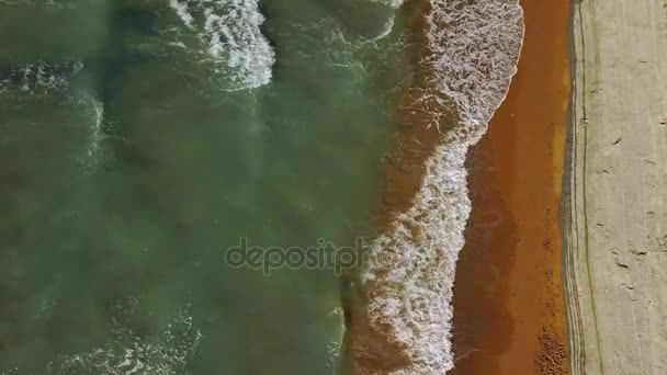 Ovanifrån av en öde strand nära klippan. Grekiska kusten av Joniska havet — Stockvideo