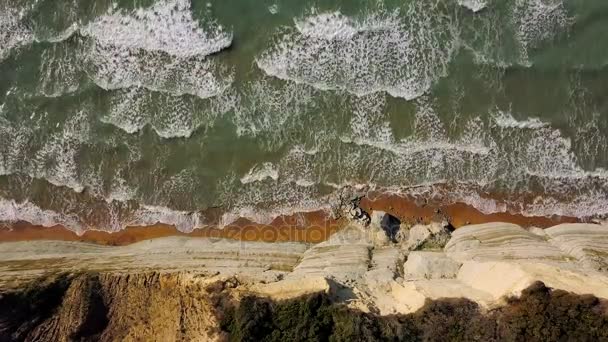 Top view of a deserted beach near the cliff. Greek coast of the Ionian Sea — Stock Video