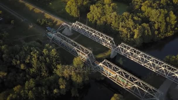 Personenzug fährt über Brücke und filmt von oben — Stockvideo