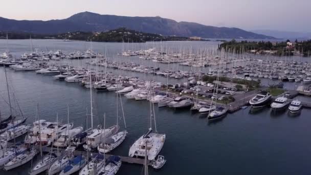 Flygning över en docka med en massa yachter och båtar - skytte från en drone — Stockvideo