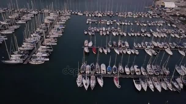 Vlucht over een dok met een heleboel jachten en boten - schieten vanuit een drone — Stockvideo