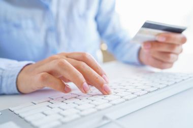 Online ödeme için kredi kartı ile bir kadın. Açık kavramı
