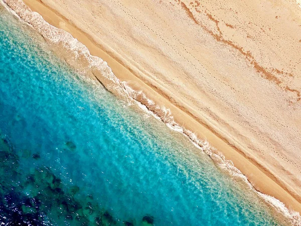 Vista superior de una playa desierta. La costa griega del mar Jónico — Foto de Stock