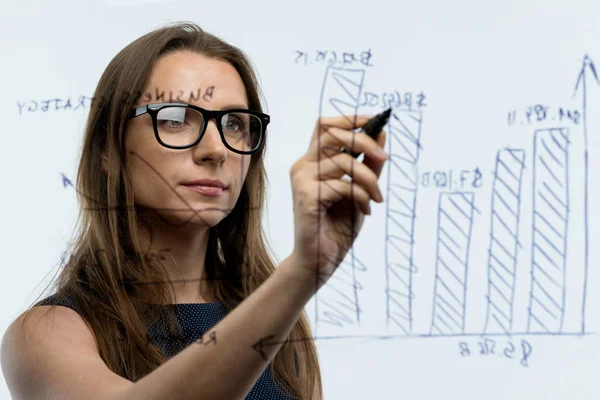 Γυναίκα αντλεί διάφορα διαγράμματα ανάπτυξης, τον υπολογισμό προοπτικές suc — Φωτογραφία Αρχείου