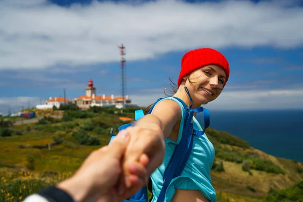 Za mnou - šťastná mladá žena v červeném klobouku a s batoh b — Stock fotografie