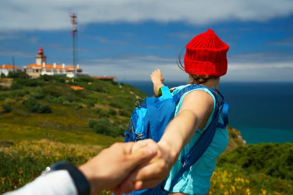 Kövessen - boldog fiatal nő, a red hat és a hátizsák-b — Stock Fotó