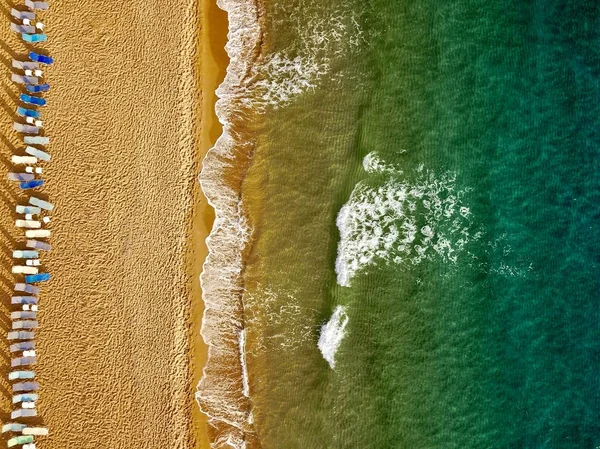 Вид сверху на пляж и солнцезащитные кресла. The deserted coast of th — стоковое фото