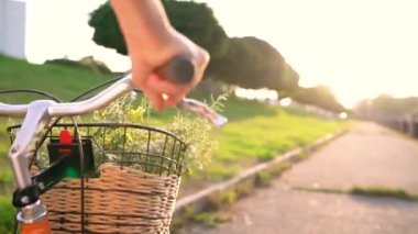 Günbatımında bir bisiklet sürme genç güzel kadın