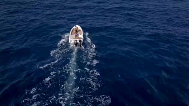 Légi felvételekre a pár egy hajón utazik együtt, egy meleg nyári napon. Nő vezetés egy motorcsónak — Stock videók