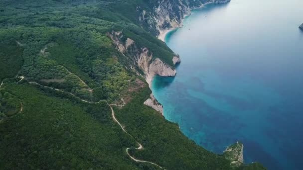 Vuelo sobre la costa en la isla de Corfú en Grecia — Vídeos de Stock