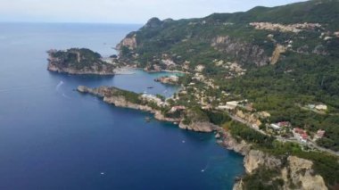Uçuş Paleokastritsa bay, Yunanistan, Corfu Island üzerinde