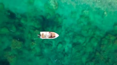 Bir çift bir teknede hava anket güneşlenmek birlikte bir sıcak yaz gününde