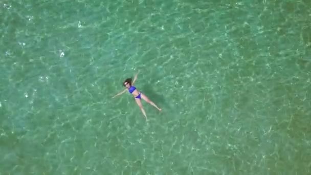 Rilassato bella ragazza si trova sulla schiena nel mare estivo — Video Stock