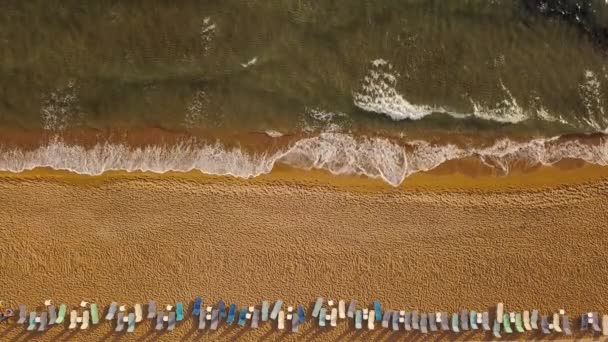 Widok z góry na plaży i słońce łóżek. Opuszczony wybrzeżu Morza Jońskiego, Grecja, Korfu — Wideo stockowe