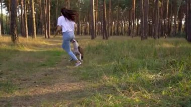 Gün batımında köpeğini ormana oynamaktan kız
