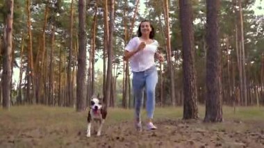 Gün batımında köpeğini ormana oynamaktan kız