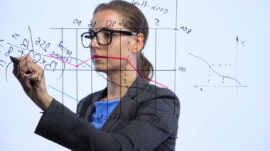 Bir modern cam ofis başarı için umutları hesaplama çeşitli büyüme çizelgeleri, kadın çizer