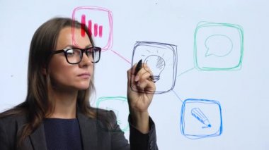 Bir modern cam ofis başarı için umutları hesaplama çeşitli büyüme çizelgeleri, kadın çizer