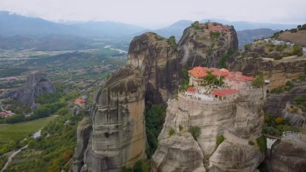 Zbor peste formațiunile de rocă și mănăstirile din Meteora, Grecia . — Videoclip de stoc