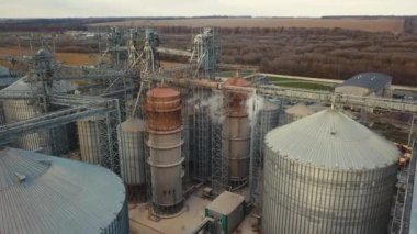Uçuş tahıl ambarları ve asansörler veya sonbahar arka plan üzerinde petrol depolama altında