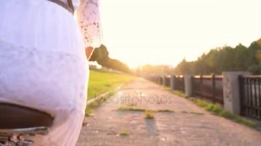 Günbatımında bir bisiklet sürme genç güzel kadın