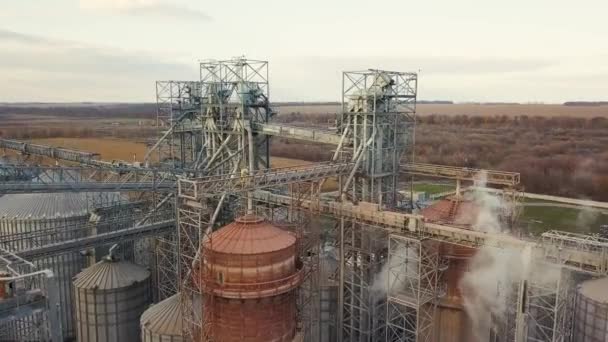 穀倉とエレベーターや秋の背景に石油の貯蔵による飛行 — ストック動画
