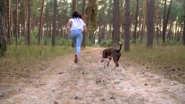 Gün batımında köpeğini ormana oynamaktan kız