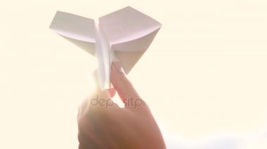 El kağıt uçak günbatımı arka planı başlattı. Ağır çekim