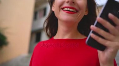 Mutlu kadın merdiven açık havada üzerinde dururken Smartphone söz