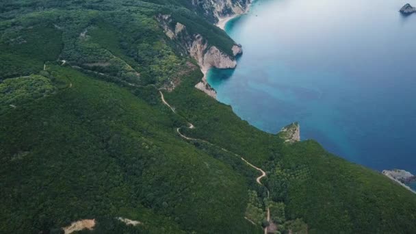 ギリシャのコルフ島で海岸線の上の飛行 — ストック動画