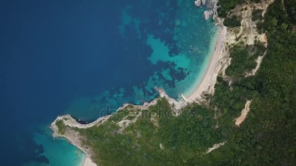 Vuelo sobre la costa en la isla de Corfú en Grecia — Vídeo de stock