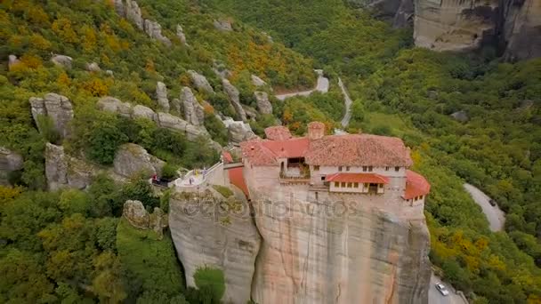 岩やギリシャ、メテオラの修道院以上フライト. — ストック動画