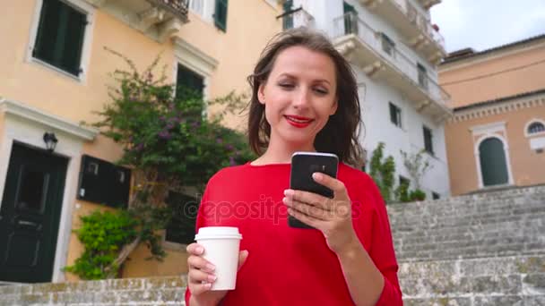 Upptagen kvinna talar på smartphone stående på trappan utomhus — Stockvideo