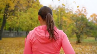 Bir sonbahar parktan günbatımında çalışan kadının yakın çekim