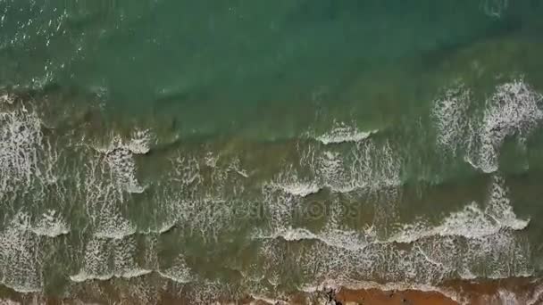 Вид зверху пустельний пляж біля скелі. Грецька узбережжя на Іонічне море — стокове відео