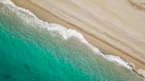 Widok z góry z bezludnej plaży. Greckiego wybrzeża Morza Jońskiego — Wideo stockowe