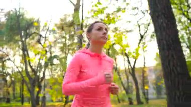 Bir sonbahar parktan günbatımında çalışan kadının yakın çekim