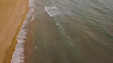 Üstten Görünüm günbatımı ıssız bir kumsalda. Yunan İyon Denizi kıyısında