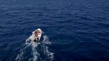 Bir çift bir teknede hava anket seyahat birlikte bir sıcak yaz gününde. Kadın bir motorlu tekne sürüş